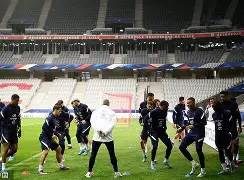 爱游戏-法国杯赛程吃紧；广州队今晚临场应变；质疑声仍在；球探报告显示潜力