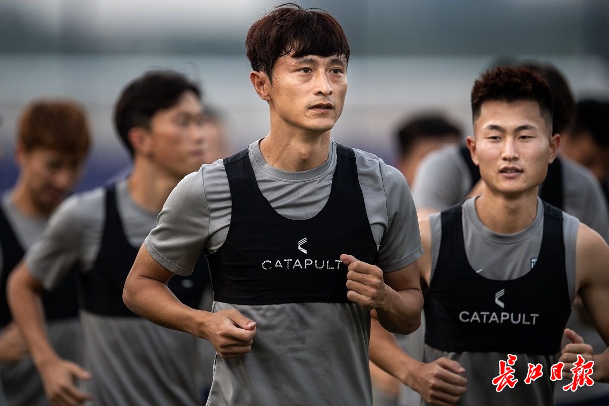 爱游戏-门兴格拉德巴赫训练开放日，清晨队长鼓劲引欢呼，中超在即，心理建设被强调