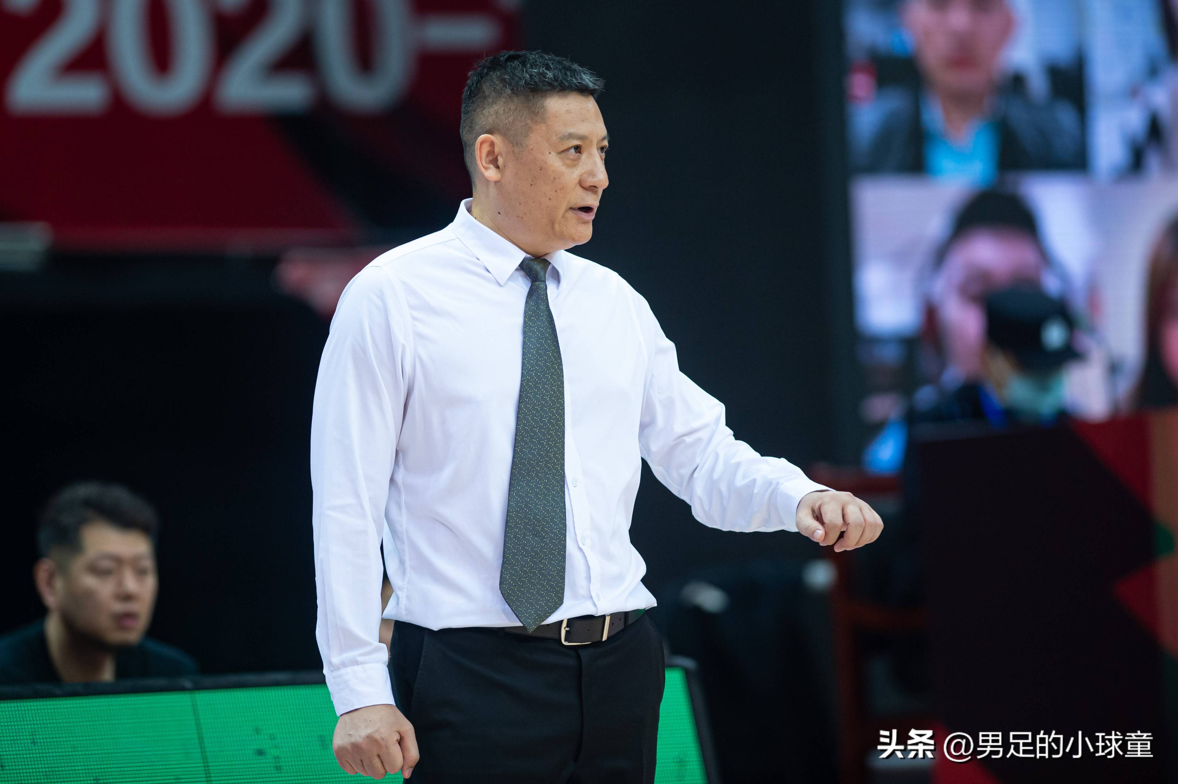 爱游戏体育-关键时刻CBA季后赛传出新动向，本菲卡回应争议，管理层表态——态度坚定，赛程密集仍需轮换的简单介绍